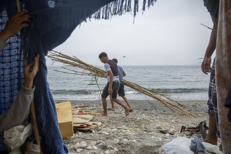 Varios inmigrantes acampados en la playa, a 5 de septiembre de 2026, en Ceuta (España). 