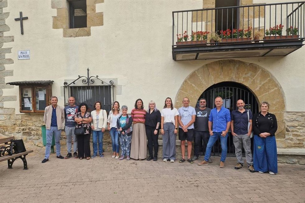 Patricia Abad, directora gerente del INAI, con personas técnico y representantes de los ayuntamientos firmantes, tras la firma celebrada en el salón de plenos del Consistorio de Belascoain.
