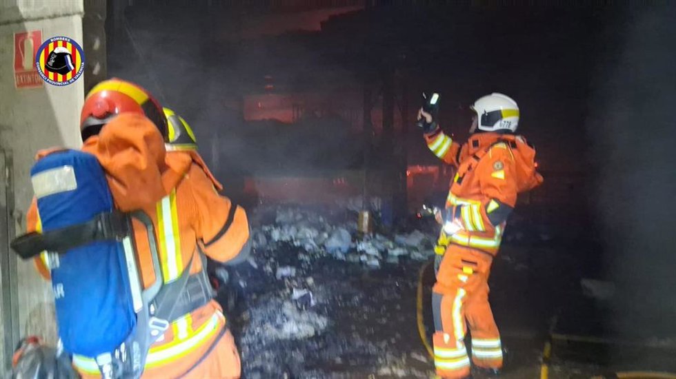 Bomberos actúan en incendio de fábrica en Montserrat