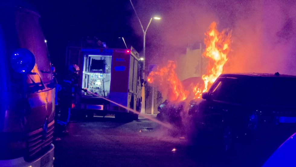 Bomberos apagan un vehículo incendiado en Ceuta
