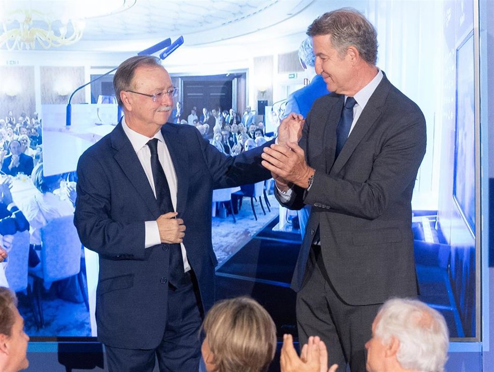 El presidente de la Ciudad Autónoma de Ceuta, Juan Jesús Vivas Lara (i), presentado por el presidente Nacional del Partido Popular, Alberto Núñez Feijóo (d), participa en un desayuno informativo.