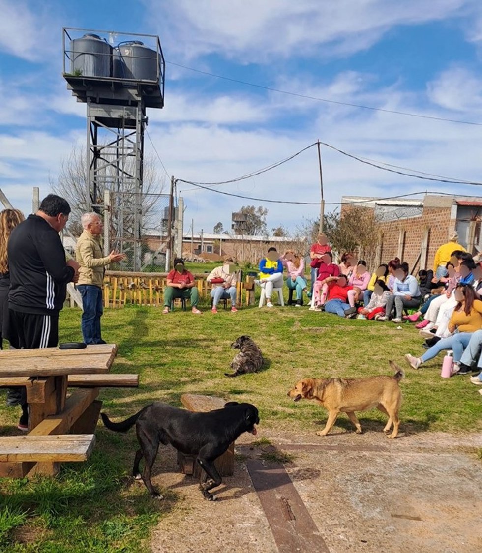 Sebastián Quintana imparte una charla sobre prevención de ahogamientos a reclusas de una prisión de Uruguay
