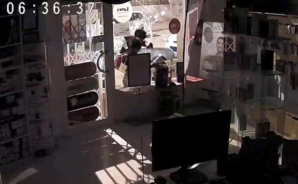 Cámaras de videovigilancia de un establecimiento de Almuñécar han captado al individuo fracturando el cristal del comercio para irrumpir en su interior para robar.