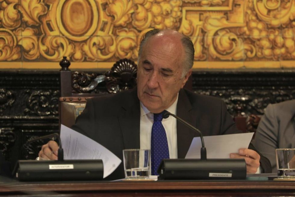 Archivo - El alcalde de Algeciras (Cádiz), José Ignacio Landaluce, preside un pleno ordinario. A 19 de diciembre de 2025, en Algeciras, Cádiz (Andalucía, España). ARCHIVO.