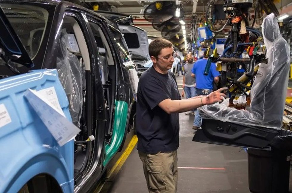 Un empleado en una fábrica de Ford en Estados Unidos