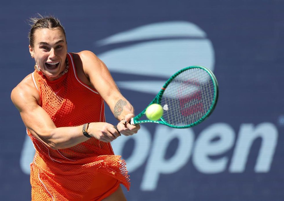 Aryna Sabalenka golpea una bola durante el US Open 2026