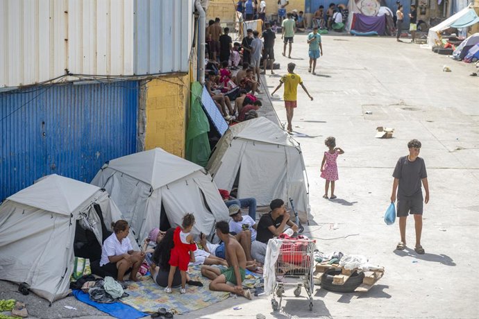 Migrantes asentados en una de las naves del Tarajal, a 7 de septiembre de 2026, en Ceuta (España). El Gobierno asume el control del puerto de Ceuta para la "atención humanitaria" de personas migrantes en carpas y otros espacios.  En concreto, el Departame