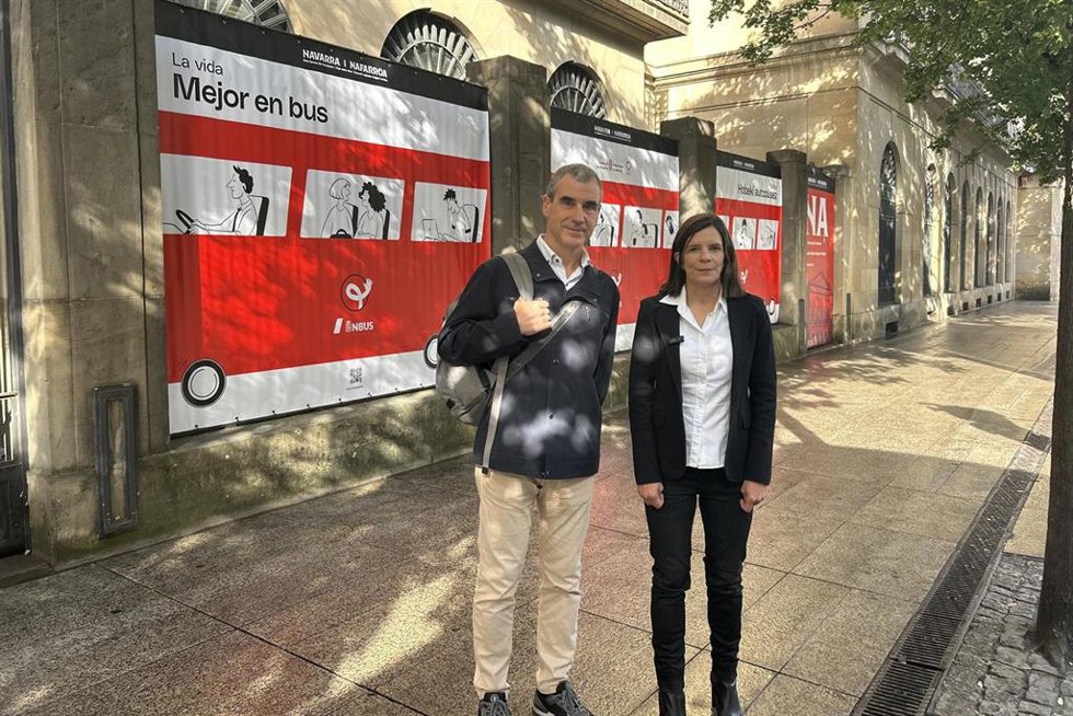 Berta Miranda y Santiago Alemán, en la presentación de la campaña de fomento del autobús público.