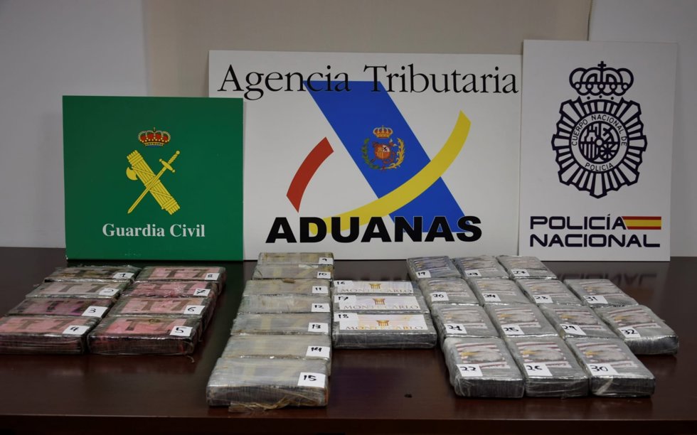 Cinco detenidos, 36 kilogramos de cocaína y un arma de fuego incautados entre Ourense, Huesca y Madrid
