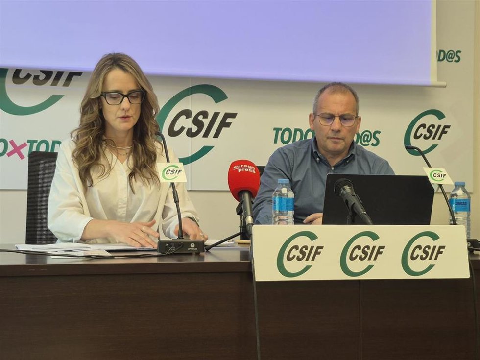 Archivo - Isabel Madruga y Mario Gutiérrez, de CSIF en rueda de prensa.