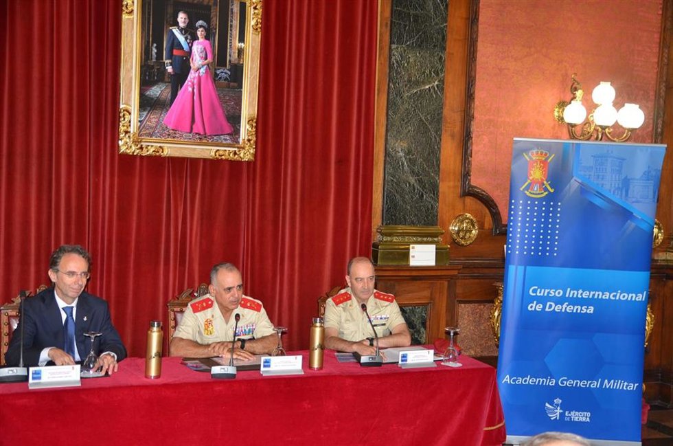 Presentación del XXXIII Curso de Defensa de la AGM que se desarrollara entre los días 28 de septiembre y 2 de octubre en el Palacio de Congresos de Jaca (Huesca)