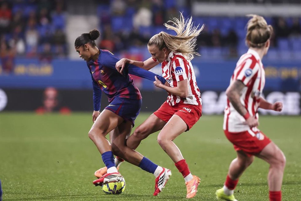 Archivo - Sydney Schertenleib y Synne Jensen pelean por un balón en el FC Barcelona-Atlético de Madrid de la Liga F Moeve 25-26