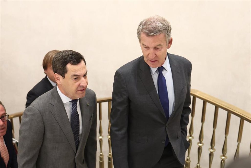 El presidente de la Junta de Andalucía, Juanma Moreno, y el presidente del PP, Alberto Núñez Feijóo