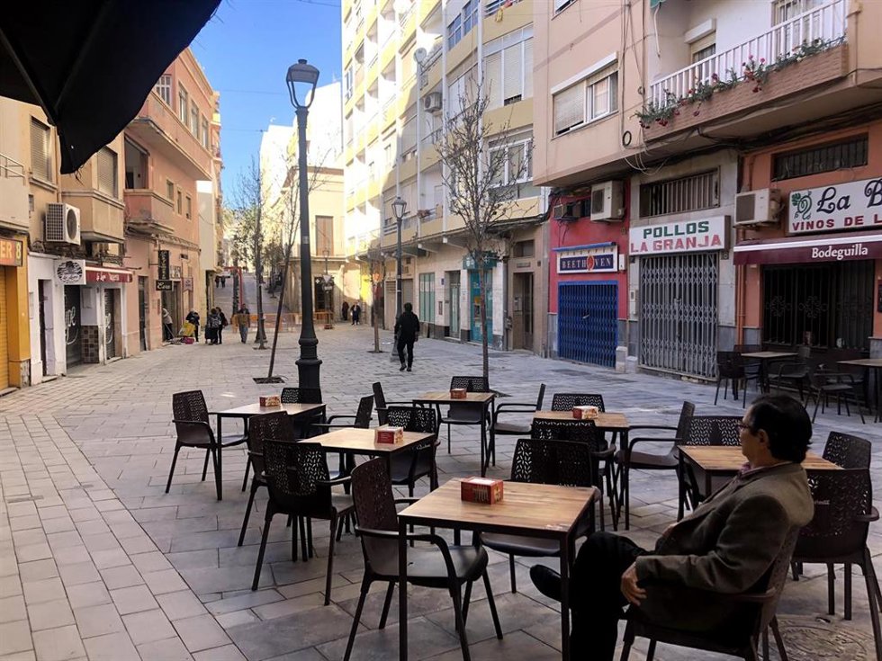 Archivo - Terraza en la calle Trajano de Almería.