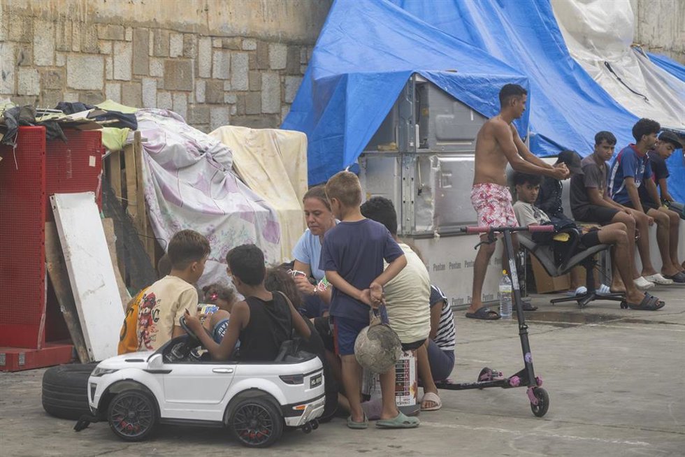 Varios niños migrantes en la calle en Ceuta.
