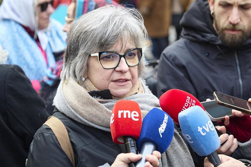 Archivo - La Secretaria General de CCOO de Madrid, Paloma López Bermejo, ofrece declaraciones a los medios durante la ofrenda floral ante el monumento El Abrazo, en la plaza de Antón Martín