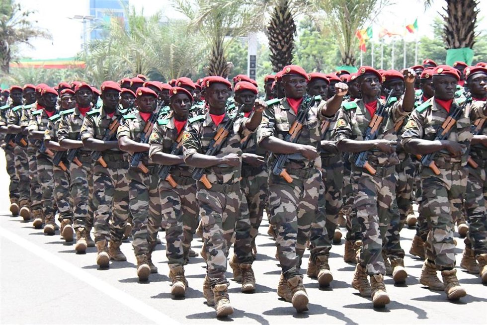 Archivo - El Ejército de Malí participa en un gran desfile con motivo del 65.º aniversario de la independencia de Malí en Bamako.