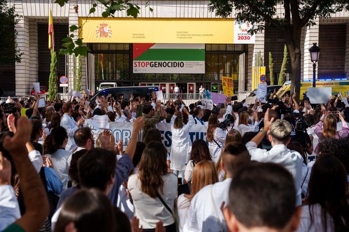 Archivo - Sanitarios durante la manifestación con motivo de la huelga de médicos contra el nuevo Estatuto Marco frente a la fachada del Ministerio de Sanidad con una bandera palestina que reza "Stop Genocidio", a 3 de octubre de 2025, en Madrid (España). 