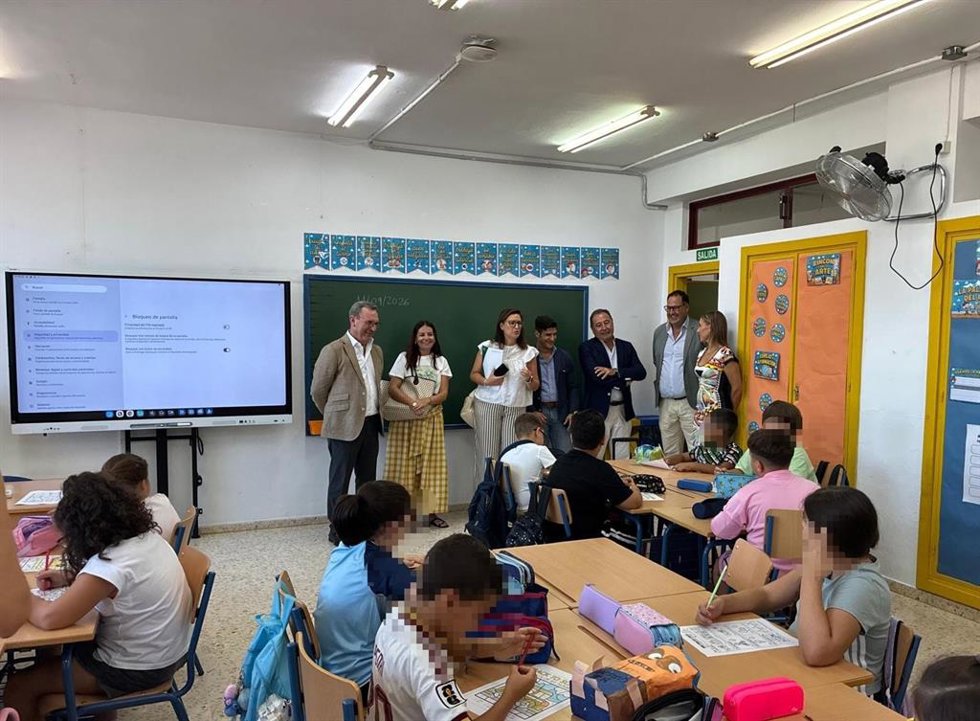 El delegado del Gobierno de la Junta en Sevilla, junto a la delegada territorial de Educación visita el CEIP Antonio Gala de El Cuervo de Sevilla con ocasión del inicio de curso escolar