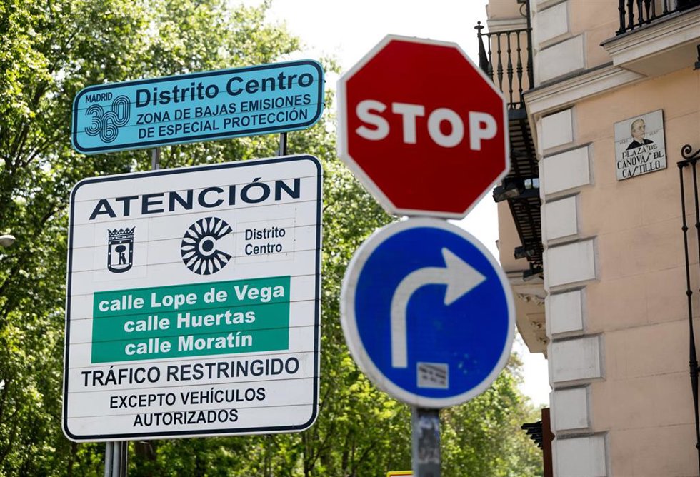Archivo - Un cartel en la Zona de Bajas Emisiones en el centro de la ciudad, a 22 de abril de 2026, en Madrid (España).