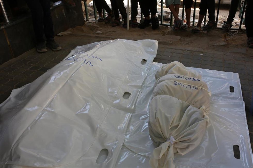 Cadáveres de palestinos tras un bombardeo de Israel contra la Franja de Gaza que mató a un matrimonio y sus dos hijas menores de edad el 10 de septiembre de 2026 (archivo)