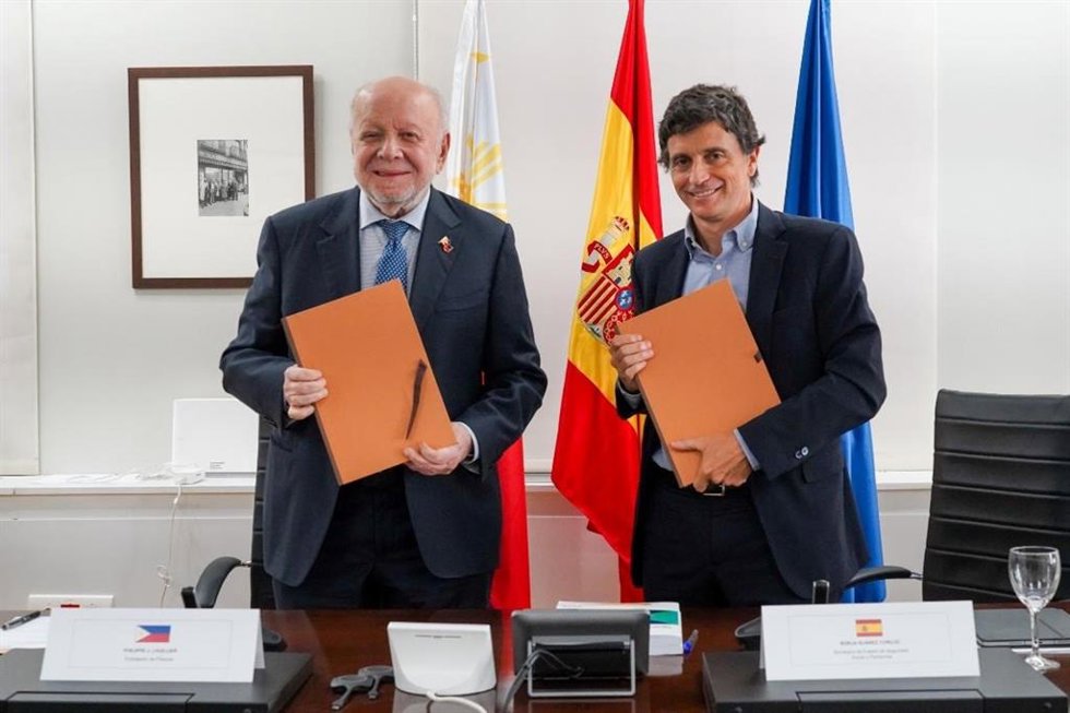El embajador de la República de Filipinas, Philippe J. Lhuillier (izda) y el secretario de Estado de la Seguridad Social de España, Borja Suárez (dcha)