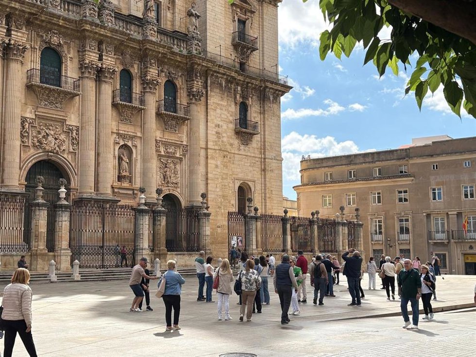 Un grupo de turistas ante la Catedral de Jaén.