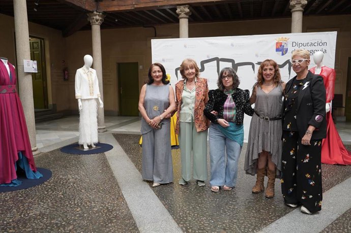 La Diputación de Segovia y APRAMP visibilizan las historias de víctimas de trata con la muestra 'Puntadas de dignidad'.