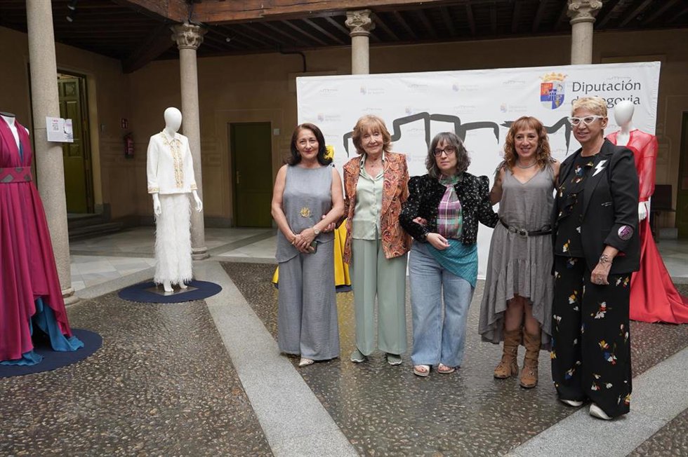 La Diputación de Segovia y APRAMP visibilizan las historias de víctimas de trata con la muestra 'Puntadas de dignidad'.