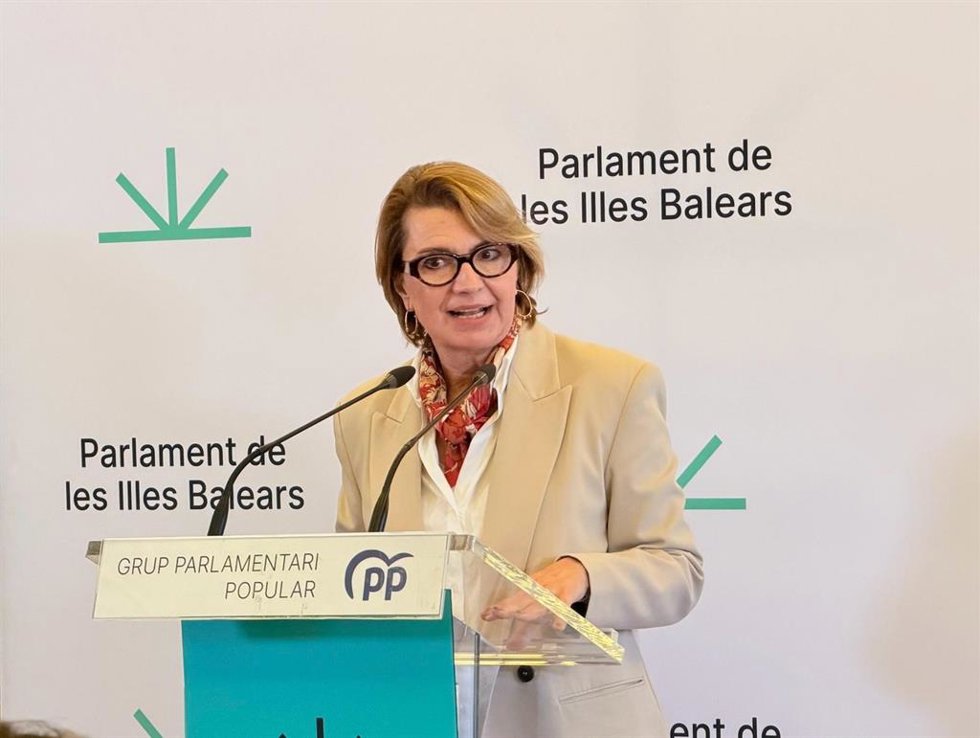 Archivo - La portavoz adjunta del PP en el Parlament, Marga Durán, en una rueda de prensa