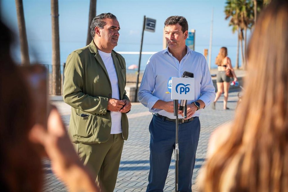 Los diputados nacional y autonómico por el PP de Málaga Cristóbal Ortega y Manuel Cardeña en una atención a los medios.