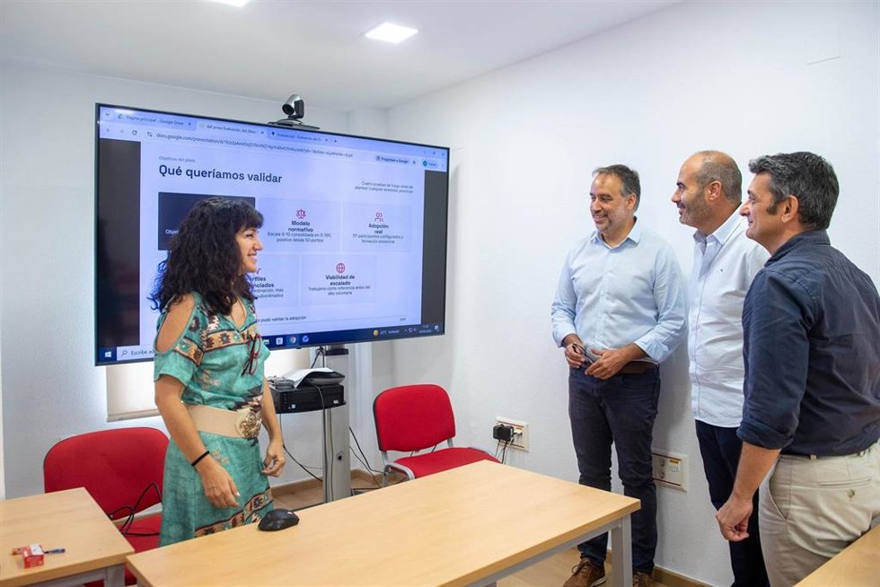 El diputado de Asistencia a Municipios, Antonio presentando al alcalde de Trebujena, Ramón Galán, el resultado del proyecto piloto para la evaluación del desempeño de la plantilla del Ayuntamiento.