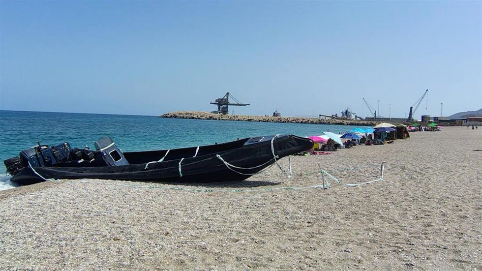 Una narcolancha precintada por la Guardia Civil en la playa de las Marinicas, a 28 de agosto de 2026, en Carboneras, Almería, Andalucía (España). ARCHIVO.