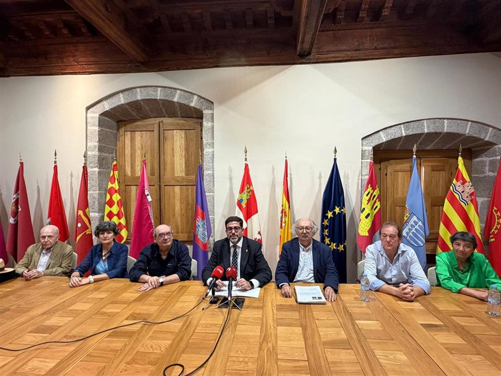 En la imagen, de izquierda a derecha: Javier Lostalé, María Ángeles Pérez López, José María Muñoz Quirós, Jesús Manuel Sánchez Cabrera, Antonio Colinas, Ángel Sánchez y Amalia Iglesias