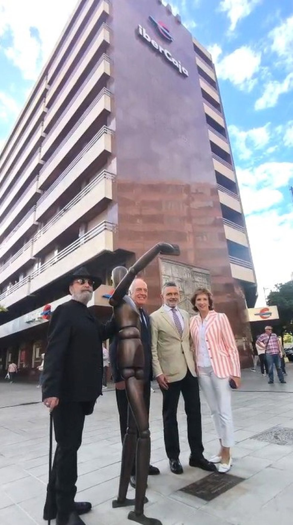 De izquierda a derecha, Navaridas, Rodrigo, Escobar y Ciriza, junto a la escultura de 'El acompañante'.