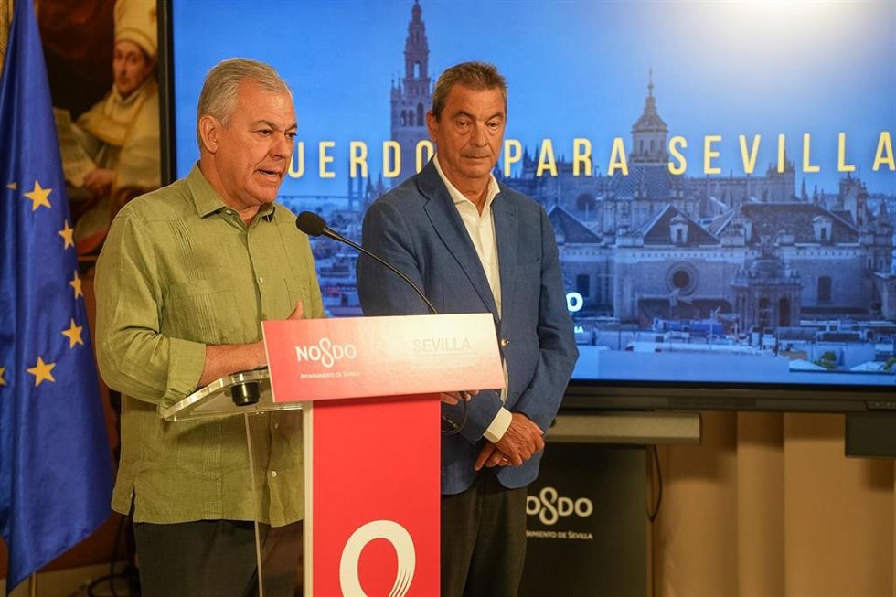 El alcalde de Sevilla, José Luis Sanz, y el delegado de Seguridad Ciudadana y Recursos Humanos, Ignacio Flores, durante la rueda de prensa posterior a la Junta de Gobierno Local.