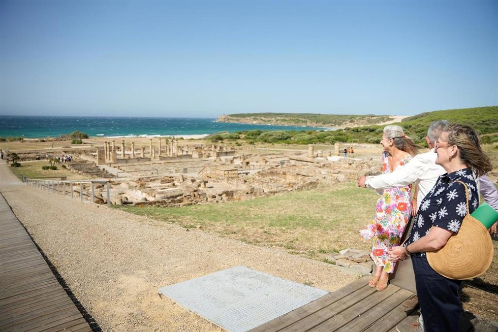 Archivo - La consejera de Cultura y Deporte en funciones, Patricia del Pozo (1i), visita las últimas actuaciones en el Conjunto Arqueológico de Baelo Claudia en Tarifa (Cádiz). ARCHIVO.