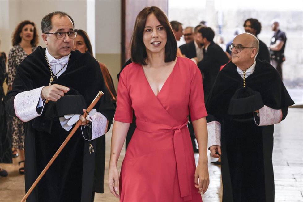 El rector de la UV, Juan Luis Gandía, y la ministra de Ciencia, Innovación y Universidades, Diana Morant, durante la inauguración del curso universitario en la Universidad de Valencia, en el Centre Cultural La Nau, a 11 de septiembre de 2026
