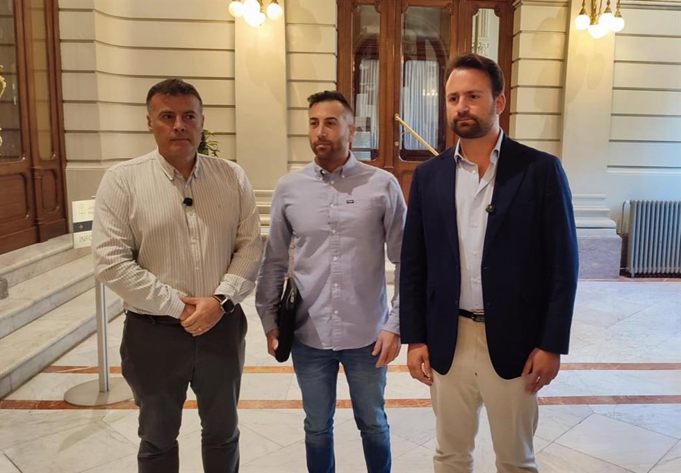 Reunión del alcalde de Cangas del Narcea, José Luis Fontaniella, el director de la mina TYC Narcea, Gonzalo Piñuelo, y el presidente del PP de Asturias, Álvaro Queipo.