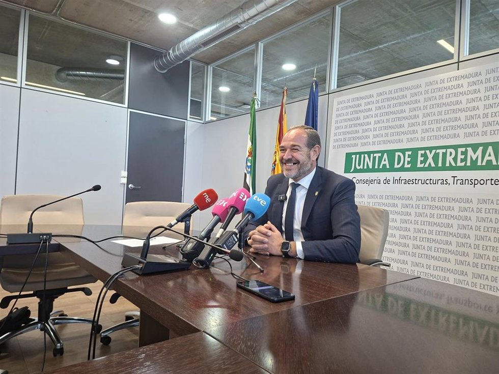 El consejero de Infraestructuras, Transporte y Vivienda de la Junta de Extremadura, Francisco José Ramírez, en rueda de prensa tras la Comisión Sectorial de Movilidad, Infraestructuras, Vivienda y Turismo