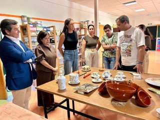 Visita de la consejera de Servicios Sociales, Familias e Igualdad, Loles López, al Centro de Día de Terapia Ocupacional para Personas con Discapacidad de la Asociación de Personas con Discapacidad de Aroche 'AMAR'.