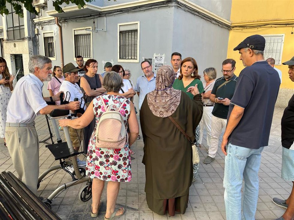 La portavoz socialista en el Ayuntamiento de Granada, Raquel Ruz, junto a vecinos del Zaidín.