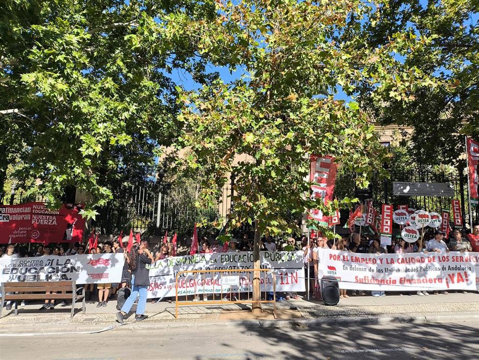 Adelante Andalucía apoya movilizaciones en defensa de la universidad pública y contra privatizaciones.