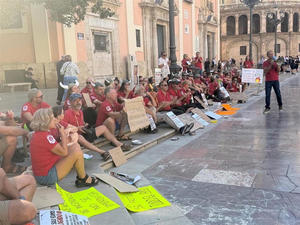 Personal de vigilancia y prevención de incendios forestales de Vaersa se ha vuelto a concentrar este viernes en la plaza de la Virgen de València para reclamar tanto a la Generalitat como a la empresa soluciones a la precariedad y temporalidad