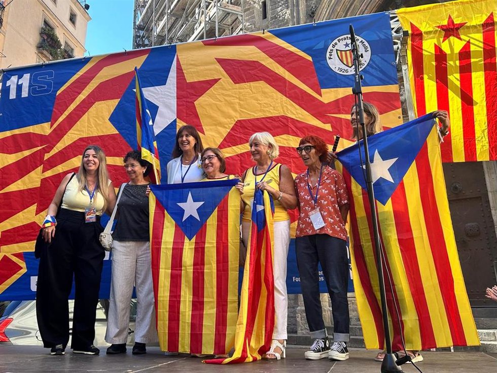 Representantes de entidades independentistas y la expresidenta del Parlament y de Junts, Laura Borràs, durante un acto por la Diada