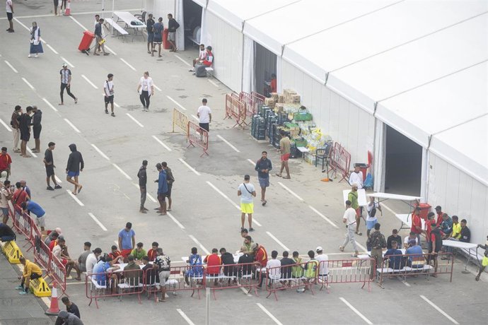 Varios inmigrantes acampados, a 5 de septiembre de 2026, en Ceuta