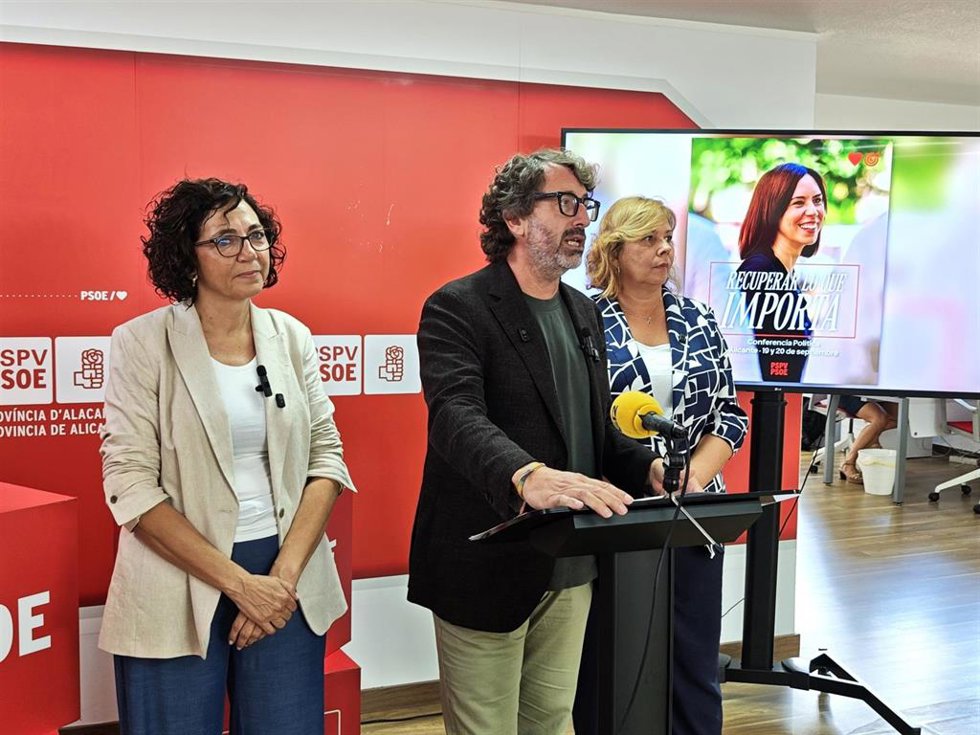 El secretario de Organización del PSPV, Vicent Mascarell (c), interviene en el acto de presentación de la Conferencia Política de la formación en Alicante