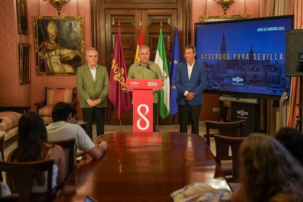 El alcalde de Sevilla, José Luis Sanz, el delegado de Seguridad Ciudadana y Recursos Humanos, Ignacio Flores, y el portavoz del Gobierno municipal, Juan Bueno, durante la ruedad de prensa posterior a la Junta de Gobierno Local.