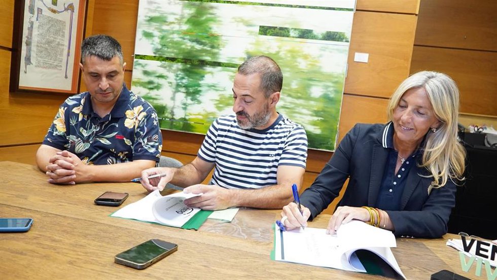 El alcalde de Siero, Ángel García, junto al concejal de Ordenación y Gestión Urbanística, Vivienda y Empleo, Javier Rodríguez, y la portavoz de la Plataforma Vecinal La Fresneda, Alejandra Cuadriello.