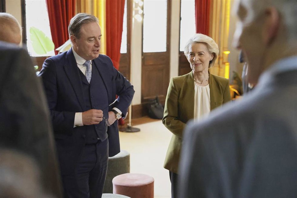 Archivo - El primer ministro de Bélgica, Bart De Wever, junto a la presidenta de la Comisión Europea, Ursula von der Leyen.